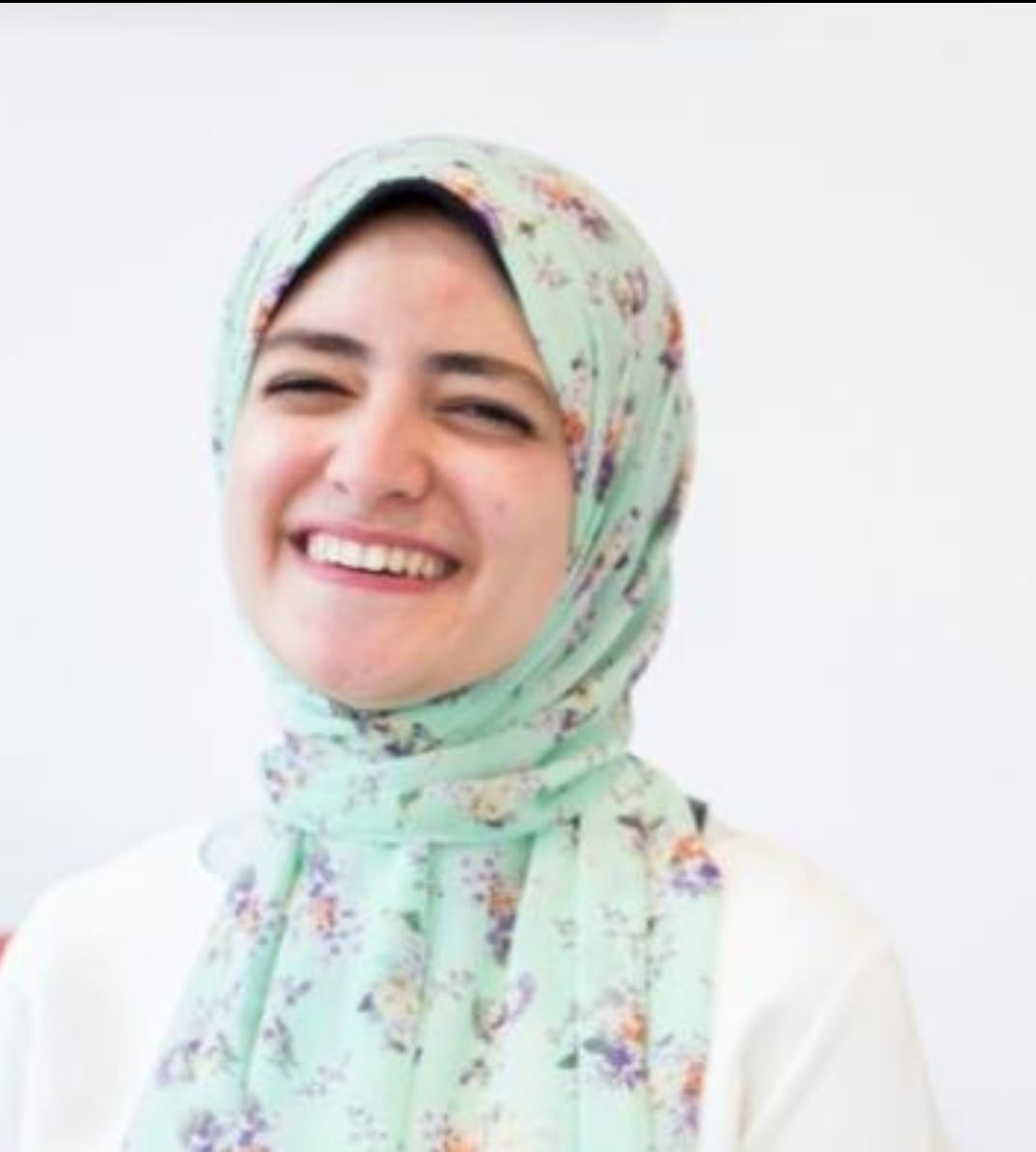 Frau Youmna Ali